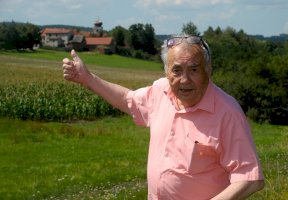 František Filip, v pozadí obec Višňová, místo natáčení seriálu Chalupáři – Profimedia.CZ