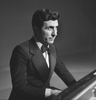 Francouzský šansoniér Gilbert Bécaud u klavíru při vystoupení v Paříži (listopad 1970) – Profimedia.CZ