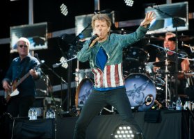 Hugh McDonald, Jon Bon Jovi a Tico Torres ze skupiny Bon Jovi při koncertu na stadionu Etihad v Manchesteru, 8. června 2013 – Peter Doherty / Retna / Profimedia.CZ