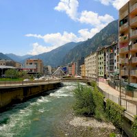 Řeka Valira, protékající hlavní město Andorra la Vella – Sergey Vovk / Shutterstock