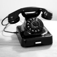 Telefon s rotačním číselníkem – Katrin Hauf / Unsplash