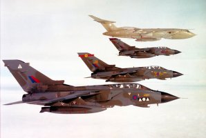 V popředí snímku průzkumný letoun Panavia Tornado GR1A od II (AC) Squadron britského královského letectva ve formaci s typy Panavia Tornado GR1 od 617. a 27. perutě a tankovacím letounem Handley Page Victor K2 XH672 od 55. perutě, kolem roku 1986 – The Peter Butt Aviation Collection / Mary Evans Picture Library / Profimedia.CZ