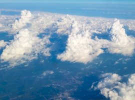 Cumulus, pohled na vývoj kupovité oblačnosti shora – LimitlessProductionGroup / Shutterstock