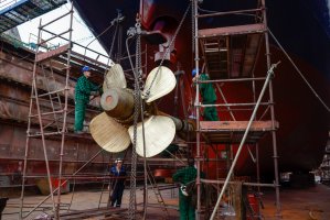 Instalace lodní vrtule, Štětín, Polsko (27.5.2016) – Alexey Seafarer / Shutterstock