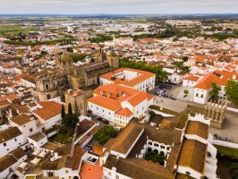 Évora – BearFotos / Shutterstock