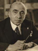 Emil Hácha s odznakem Národního souručenství (přelom 30. a 40. let 20. století) – volné dílo