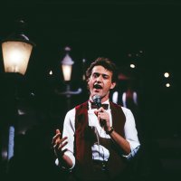 Italský zpěvák Ryan Paris během televizního vystoupení s hitem „Dolce Vita“ v Německu (1983) – Profimedia.CZ