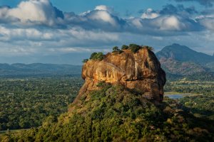 Sigiriya (Sinhagiri Lion Rock), starověká skalní pevnost u Dambully, Srí Lanka – Martin Pelanek / Shutterstock