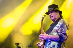 Carlos Santana při koncertu na festivalu Jazz Open Stuttgart, 16. července 2016 – Christoph Schmidt / Profimedia.CZ