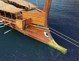 Kloun na replice starořecké triery – Aerial-motion / Shutterstock