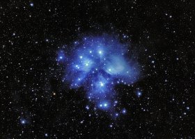 Hvězdokupa M45 (Plejády, Kuřátka) – AstroStar / Shutterstock