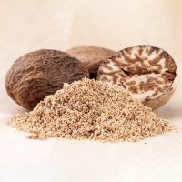 Muškátový oříšek, semena muškátovníku vonného (Myristica fragrans) – Jolanta Wojcicka / Shutterstock