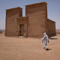 Pyramidy v Meroe, jedno z průčelí, Súdán (27.3.2017) – © Pavel Otevřel