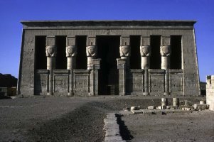 Dendera, chrám bohyně Hathor (1. stol. př. n. l. – 1. stol. n. l.), průčelí ponáu s hlavicemi sloupů s tváří bohyně Hathor – Profimedia.CZ