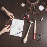 Drátování, materiál a nástroje na drátování na pracovním stole – anastasiya adamovich / Shutterstock