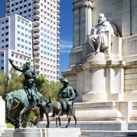 Kamenná socha Miguela de Cervantese a bronzové sochy Dona Quijota a Sancha Panzy na náměstí Plaza de España v Madridu – Efired / Shutterstock