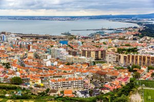 Almada – Leonid Andronov / Shutterstock