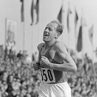 Emil Zátopek při běhu (1951) – Deutsche Fotothek (CC BY-SA 3.0)