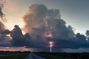 Dešťová kupa, cumulonimbus s průvodními jevy bouřky (déšť, blesk) – Jeff Gammons StormVisuals / Shutterstock