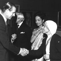 Templetonova cena: princ Filip předává cenu Matce Tereze (24.4.1973) – Templeton Prize, fair use
