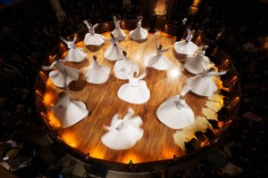 Vířící dervišové na obřadu Sema během Seb-i Arus, Konya (Turecko), 17. 12. 2023 – EvrenKalinbacak / Shutterstock