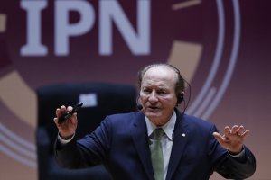 Robert C. Merton vystupuje na konferenci v Mexico City (25. 3. 2025) – Mario Guzman / Profimedia.CZ