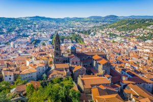Le-Puy-en-Velay – Pernelle Voyage / Shutterstock