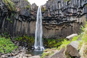 Vodopád Svartifoss v národním parku Skaftafell – melissamn / Shutterstock