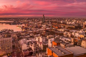 Montevideo – Oriol Querol / Shutterstock