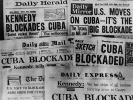 Titulní stránky britských deníků 23.10.1962 – Profimedia.CZ