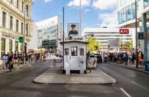 Zachovaný přechod mezi západním a východním Berlínem, Checkpoint Charlie (10.8.2018) – Longfin Media / Shutterstock