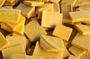 Surový včelí vosk – JeepFoto / Shutterstock