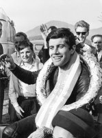 Giacomo Agostini po vítězství ve Velké ceně Rakouska silničních motocyklů v Salcburku, 1. května 1967 – Profimedia.CZ