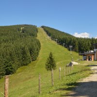 Šerák, letní záběr sjezdovky s vlekem – Eva.P / Shutterstock