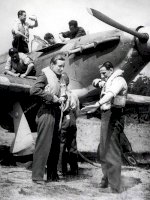 Leopold Šrom (vpravo, gestikulující) a František Burda před strojem Hawker Hurricane Mk.IIA, v kabině pilot Emil Foit (310. čs. peruť RAF, IV–VII/1941) – volné dílo, fair use