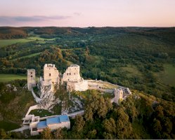 Hrad Csesznek, Bakoňský les – Geza Kurka Photos / Shutterstock