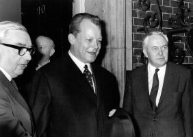 Willy Brandt s Haroldem Wilsonem a Georgem Brownem, Londýn (13. 4. 1967) – Profimedia.CZ