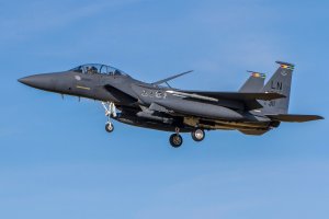 McDonnell Douglas F-15E Strike Eagle s vysunutou aerodynamickou brzdou na horní části trupu – Kev Gregory / Shutterstock