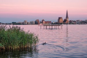 Pohled přes řeku Warnow na město Rostock – ricok / Shutterstock