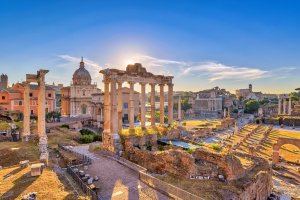 Forum Romanum a panorama Říma při východu slunce – Noppasin Wongchum / Shutterstock