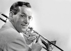 Americký jazzový trombonista a kapelník Glenn Miller, jeden z nejvýznamnějších představitelů swingové éry (1942) – Profimedia.CZ