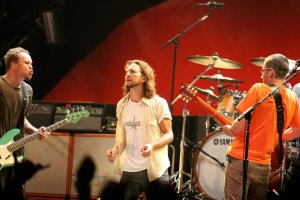 Eddie Vedder se skupinou Pearl Jam při koncertu v Bill Graham Civic Auditorium v San Francisku, 16. července 2006 – Profimedia.CZ