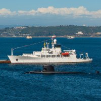 Oceánografická loď Pathfinder a proplouvající ponorka v popředí, Valparaíso, Chile (3.12.2012) – byvalet / Shutterstock