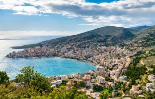 Sarandë – Leonid Andronov / Shutterstock