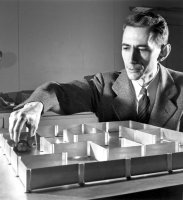 Claude Shannon se svou elektromechanickou myší Theseus – Profimedia.CZ