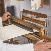 Tkaní, práce na ručním tkalcovském stavu – Botond Horvath / Shutterstock