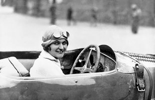 Eliška Junková za volantem vozu Bugatti – volné dílo, fair use