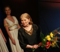 Ceny Thálie 2009, Národní divadlo: Marie Tomášová přebírá ocenění za celoživotní činoherní mistrovství – Tomáš Krist / Profimedia.CZ