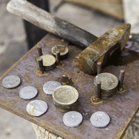 Mincíř, pracoviště mincíře s mincovními železy (kolky) – Sergio Foto / Shutterstock