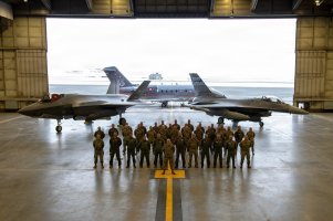 Příslušníci amerického a dánského letectva před letouny F-35 Lightning II, F-16 Fighting Falcon a Bombardier Challenger 604 na základně Pituffik v Grónsku, 8. října 2025 – Profimedia.CZ
